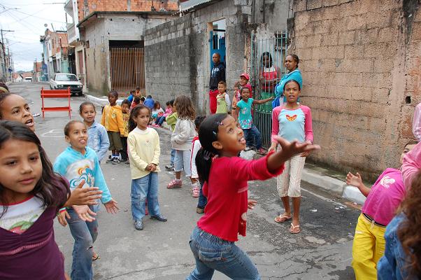 Crianças brincam na Rua de Lazer
